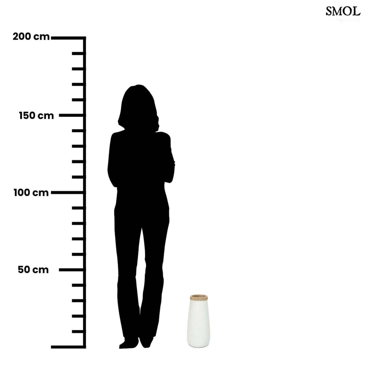 Karcsú terrakotta váza raffia díszítéssel méretarányosan