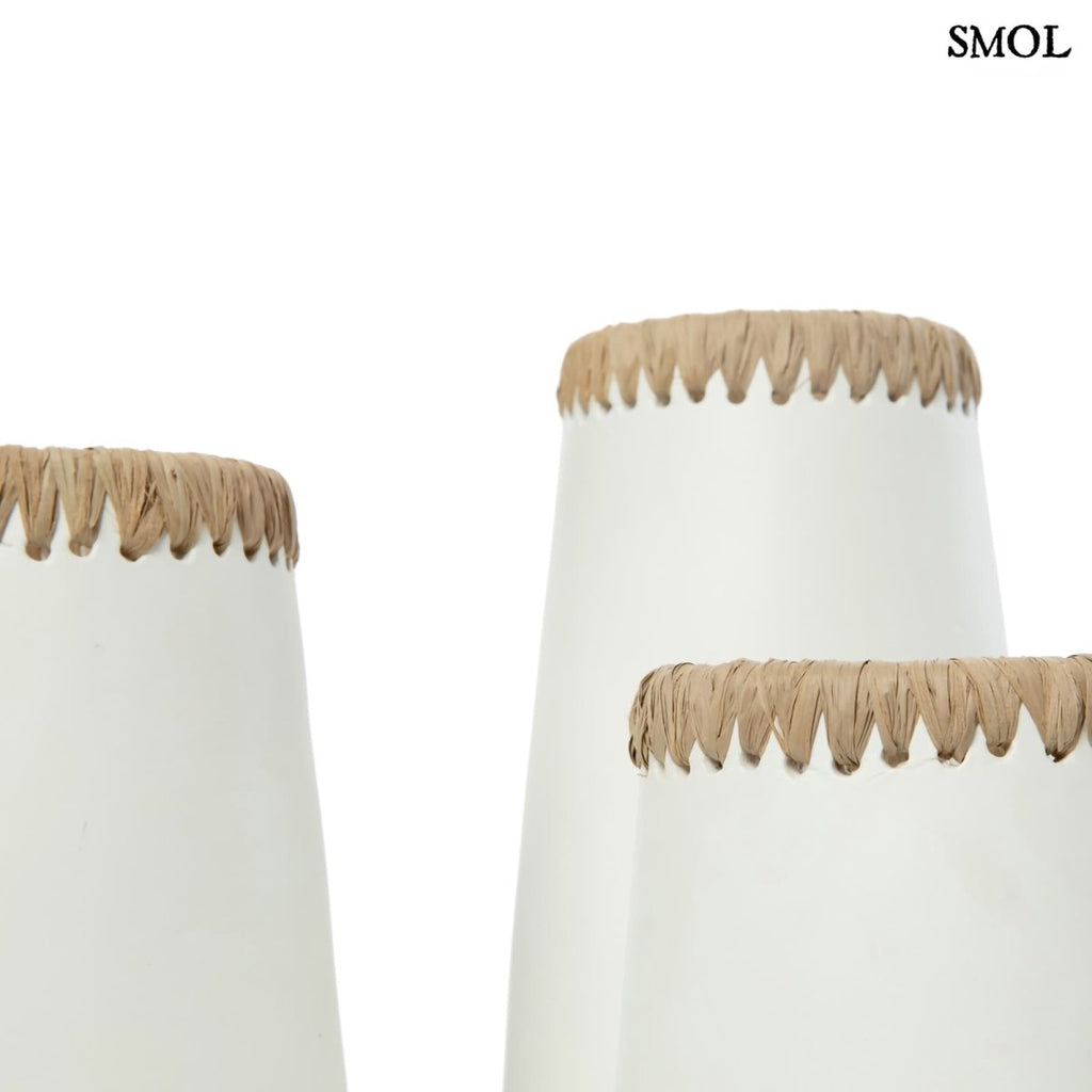 Karcsú terrakotta váza raffia díszítéssel oldalról nagyítva