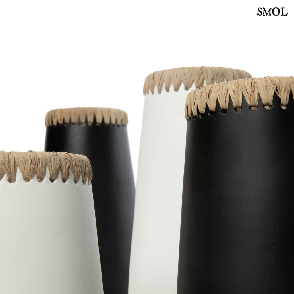 Karcsú terrakotta váza raffia díszítéssel fekete vázákkal