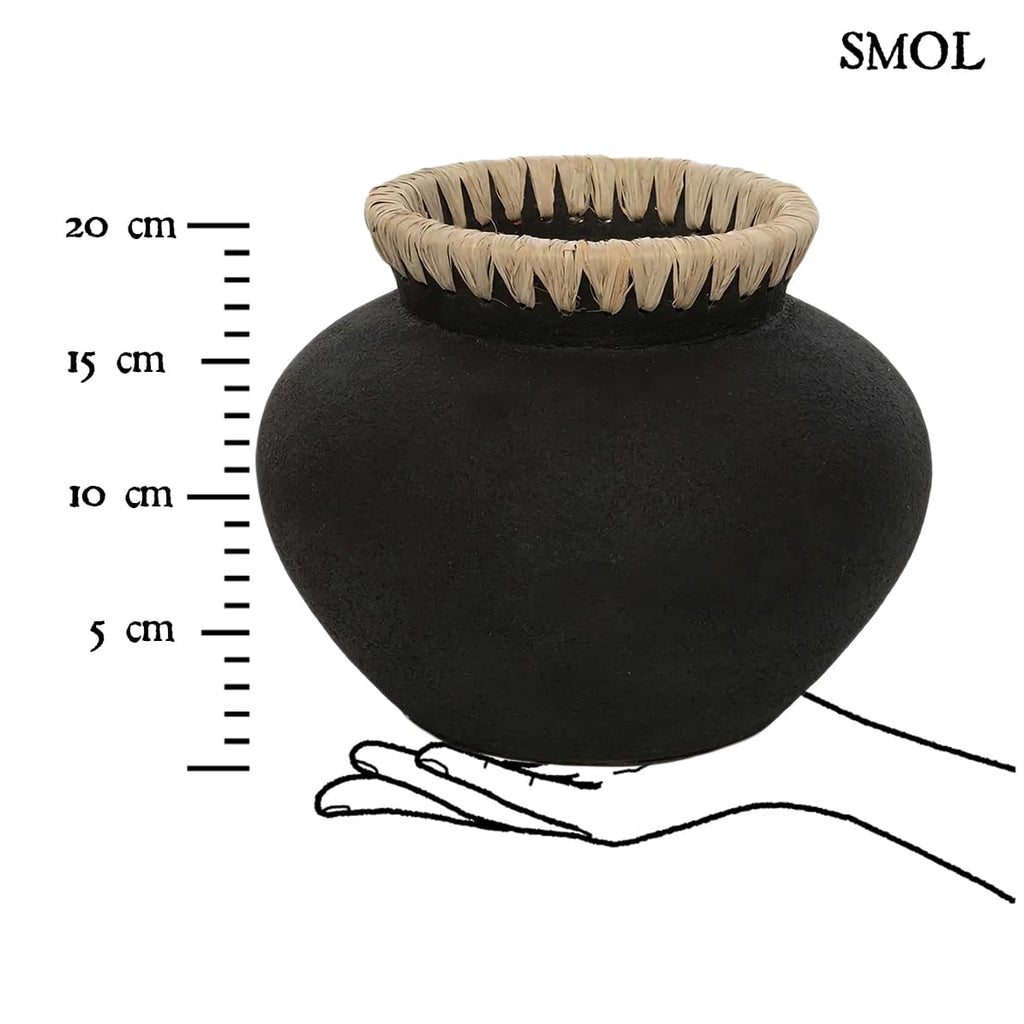 Terrakotta váza raffia díszítéssel, fekete színben méretarányosan