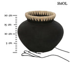 Terrakotta váza raffia díszítéssel, fekete színben méretarányosan