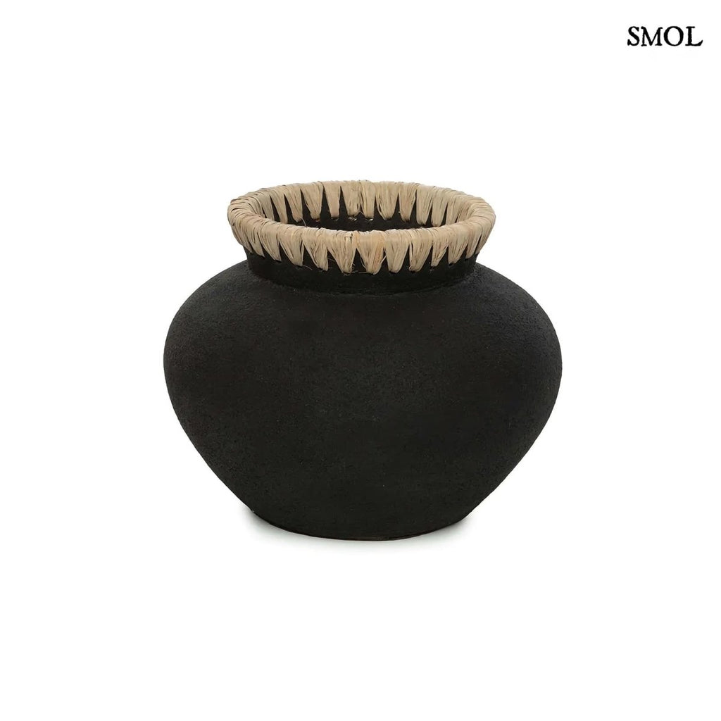 Terrakotta váza raffia díszítéssel, fekete színben, fehér háttérrel