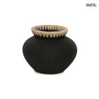 Terrakotta váza raffia díszítéssel, fekete színben, fehér háttérrel