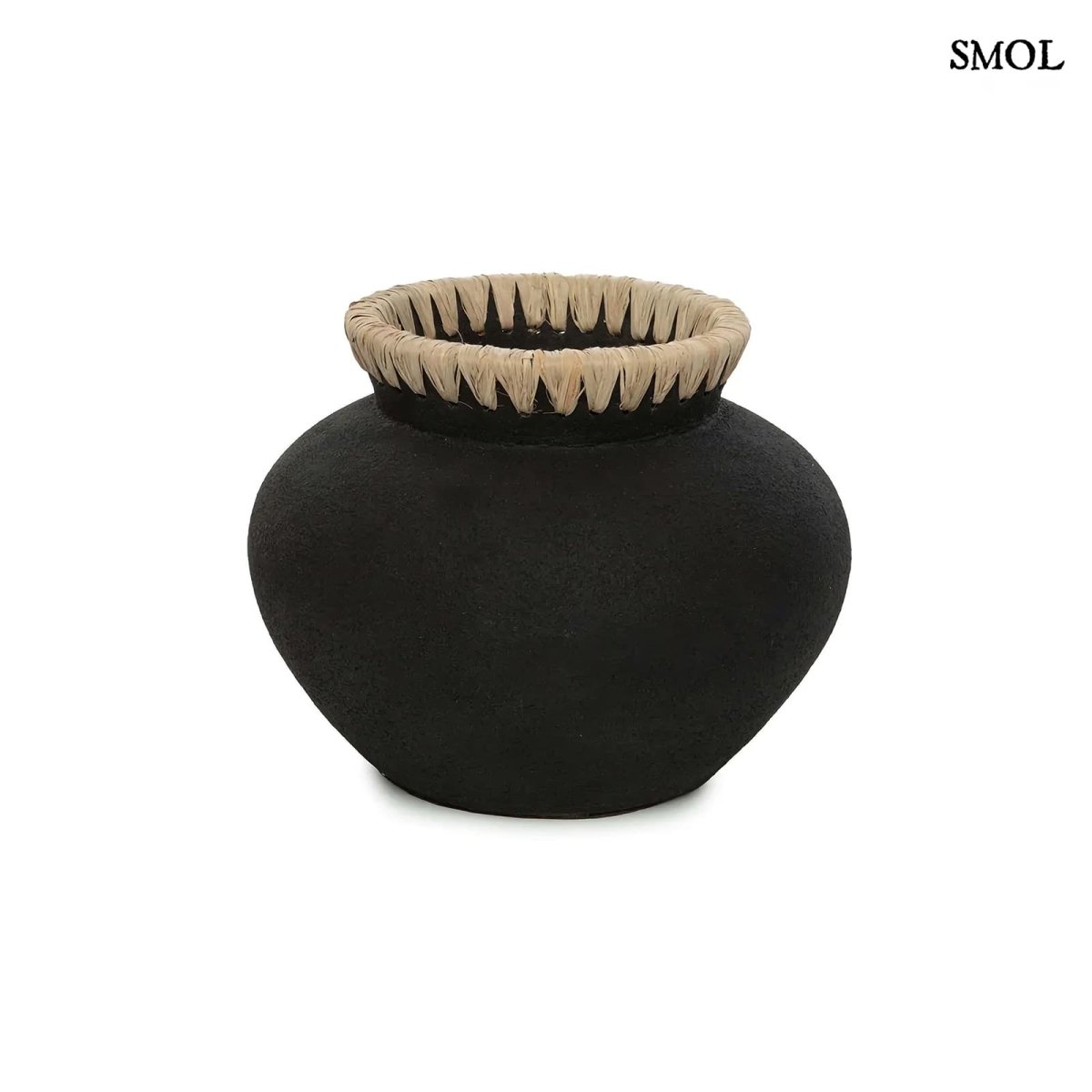 Terrakotta váza raffia díszítéssel, fekete színben, fehér háttérrel