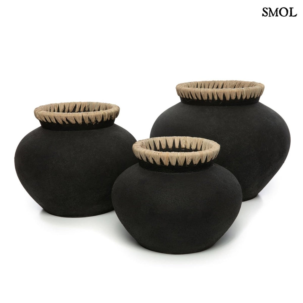 Terrakotta váza raffia díszítéssel, fekete színben három méretben