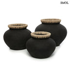 Terrakotta váza raffia díszítéssel, fekete színben három méretben