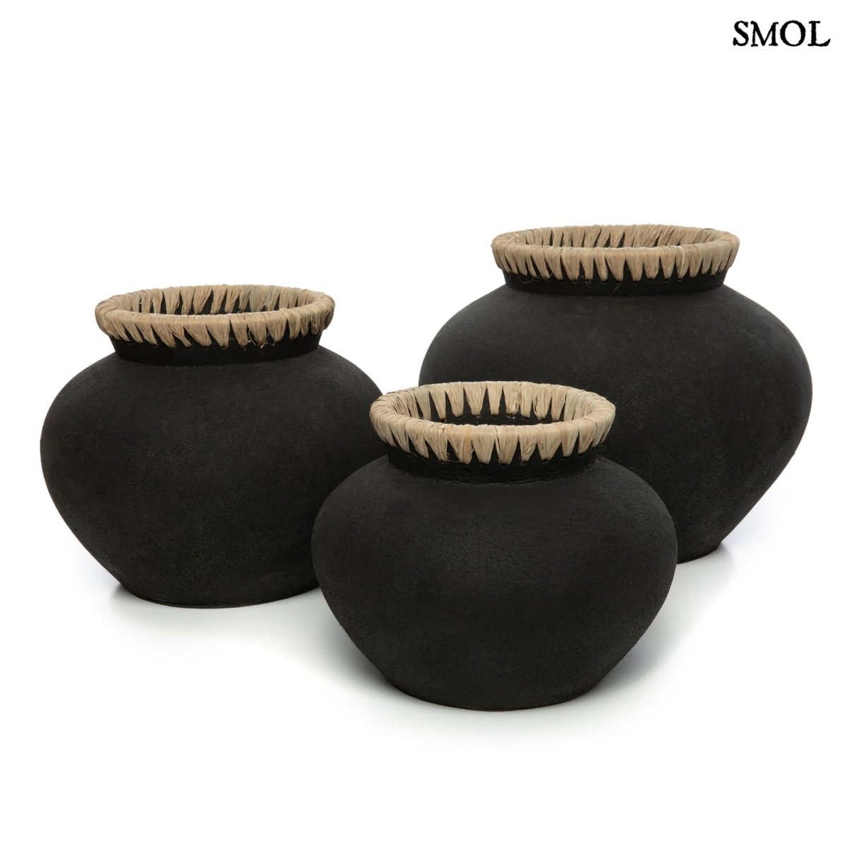 Terrakotta váza raffia díszítéssel, fekete színben három méretben