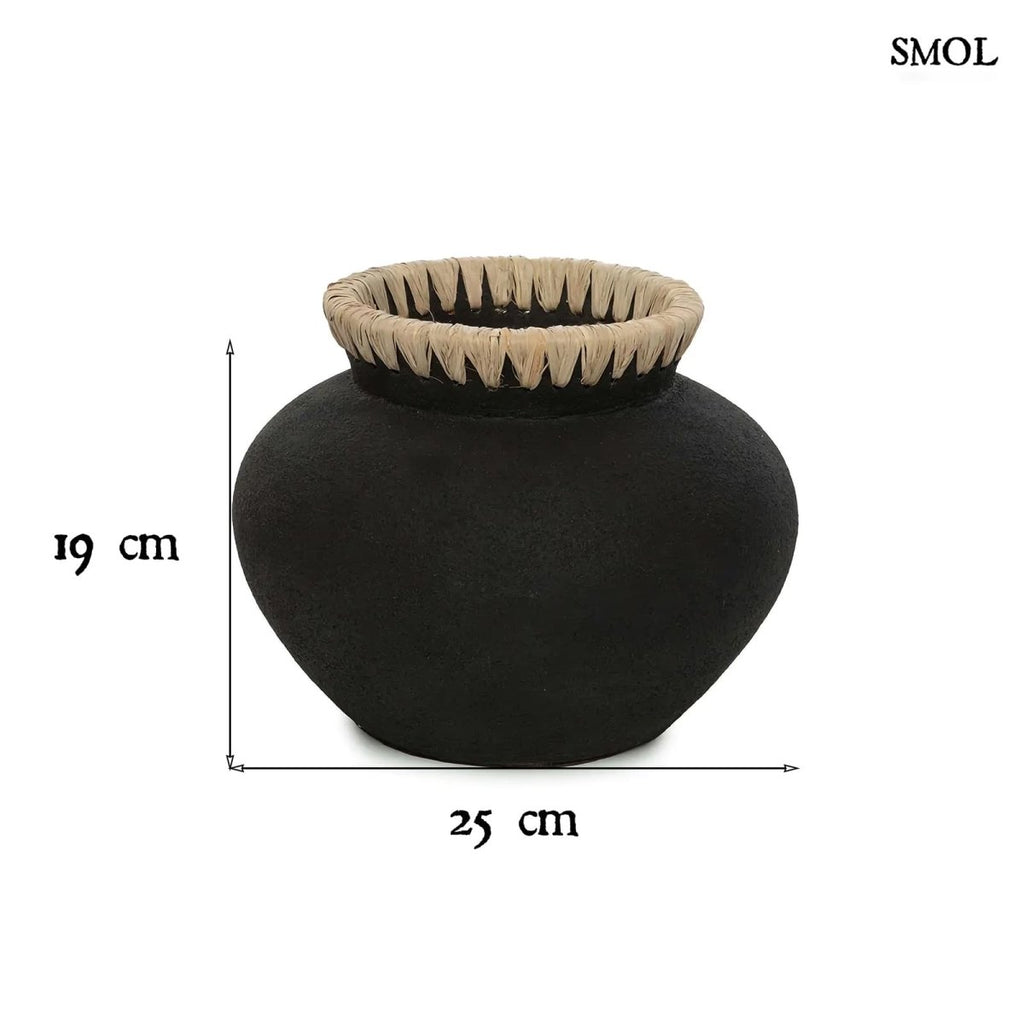 Terrakotta váza raffia díszítéssel, fekete színben méretekkel