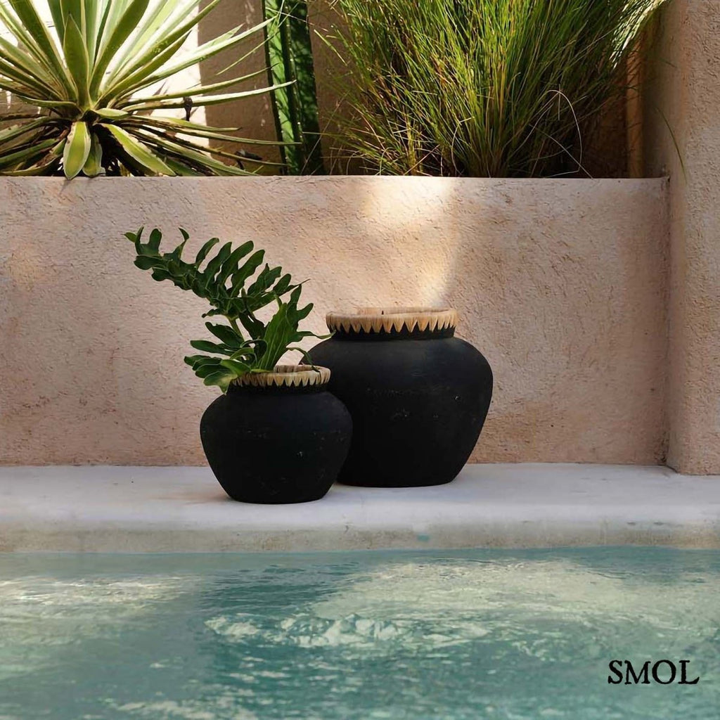 Terrakotta váza raffia díszítéssel, fekete színben, két méretben a teraszon