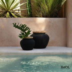 Terrakotta váza raffia díszítéssel, fekete színben, két méretben a teraszon