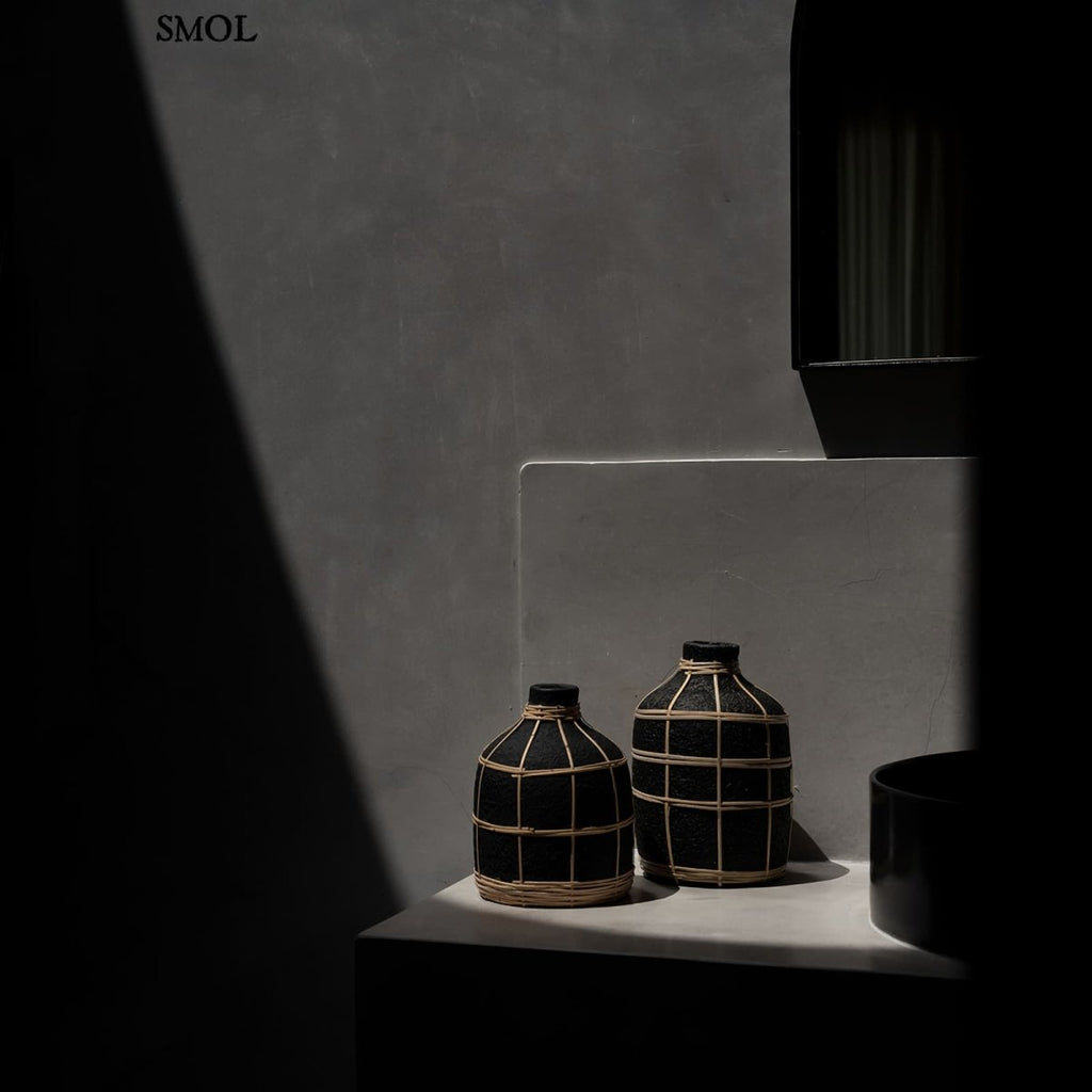 Váza - terrakotta, fekete, rattannal, 19 cm | WES - SMOL