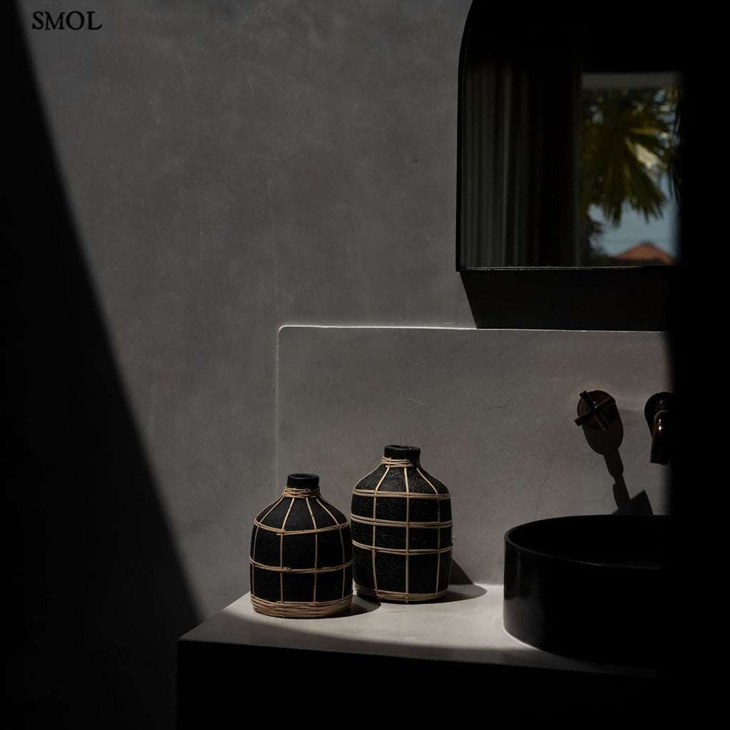 Váza - terrakotta, fekete, rattannal, 23 cm | WILLA - SMOL