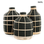 Terrakotta váza rattan részletekkel, natúr színben oldalról