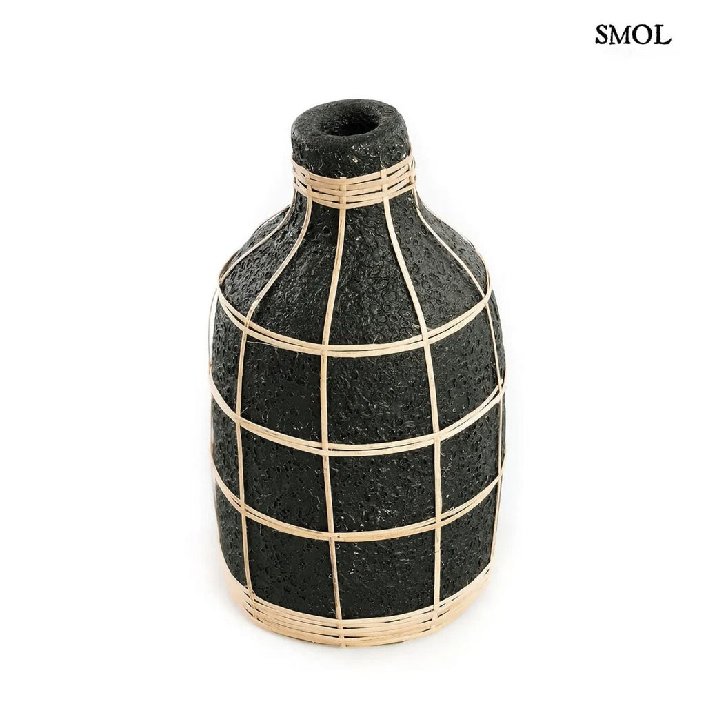 Terrakotta váza rattan részletekkel, natúr színben fehér háttérrel