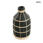 Terrakotta váza rattan részletekkel, natúr színben fehér háttérrel