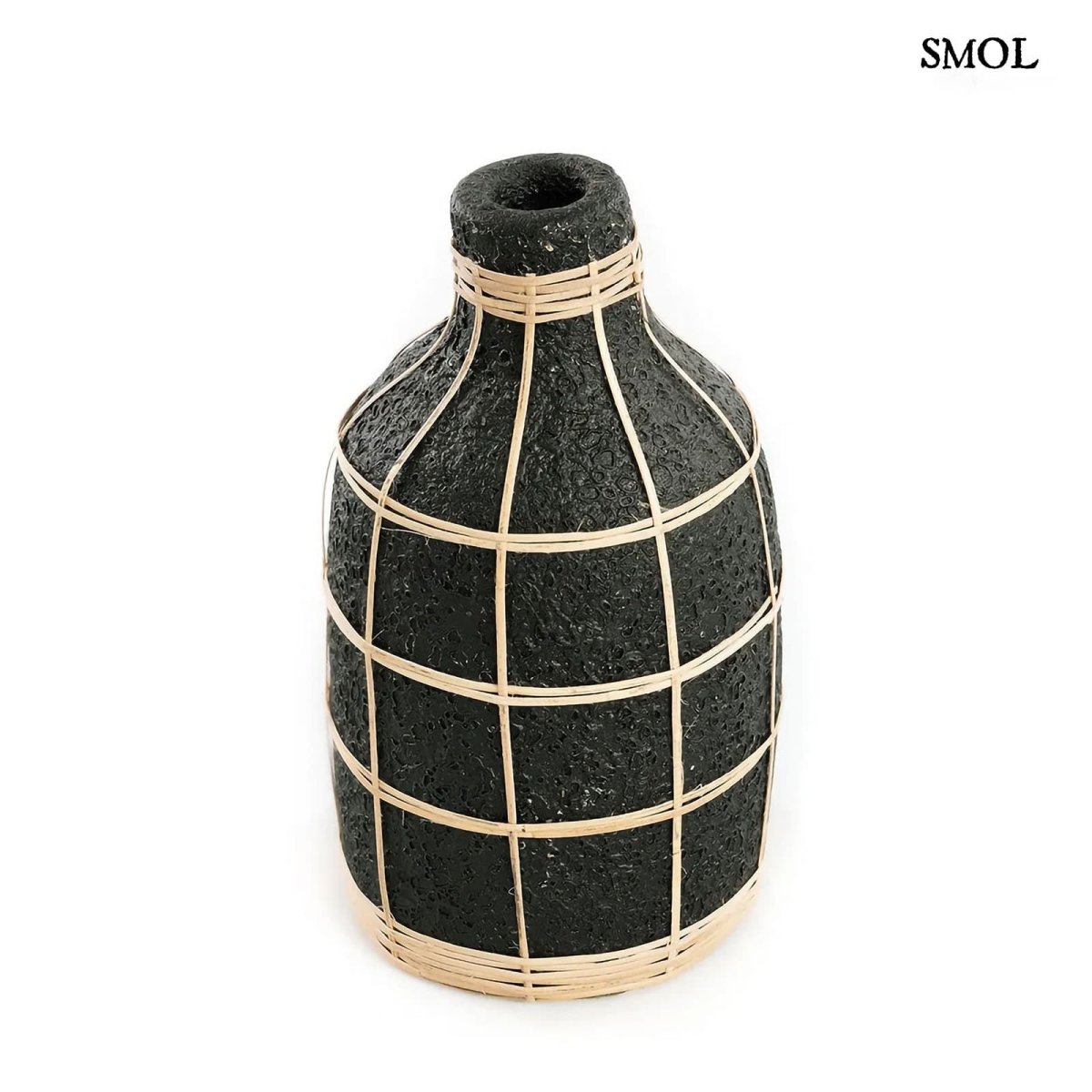 Terrakotta váza rattan részletekkel, natúr színben fehér háttérrel