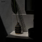 Terrakotta váza rattan részletekkel, natúr színben levéllel