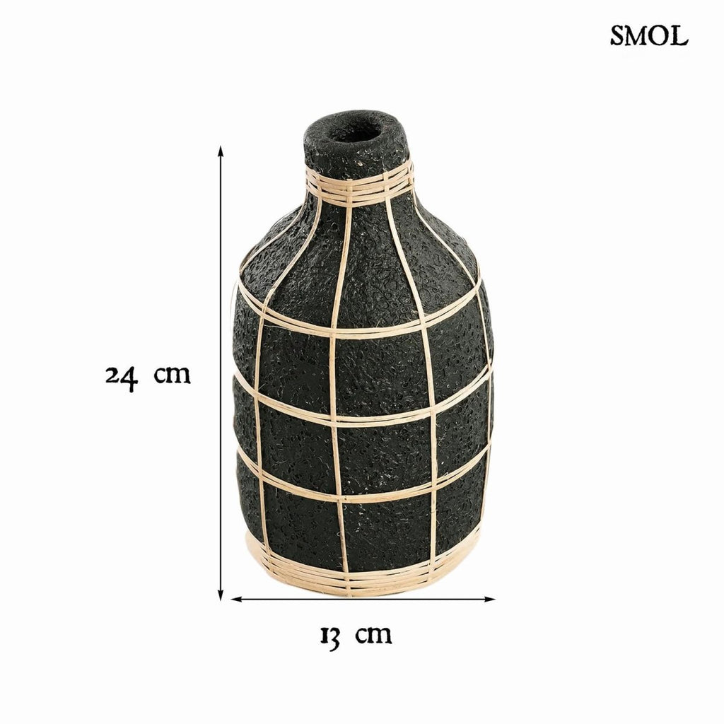 Terrakotta váza rattan részletekkel, natúr színben méretekkel