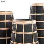 Fekete terrakotta váza rattan fonással - oldalról nagyítva