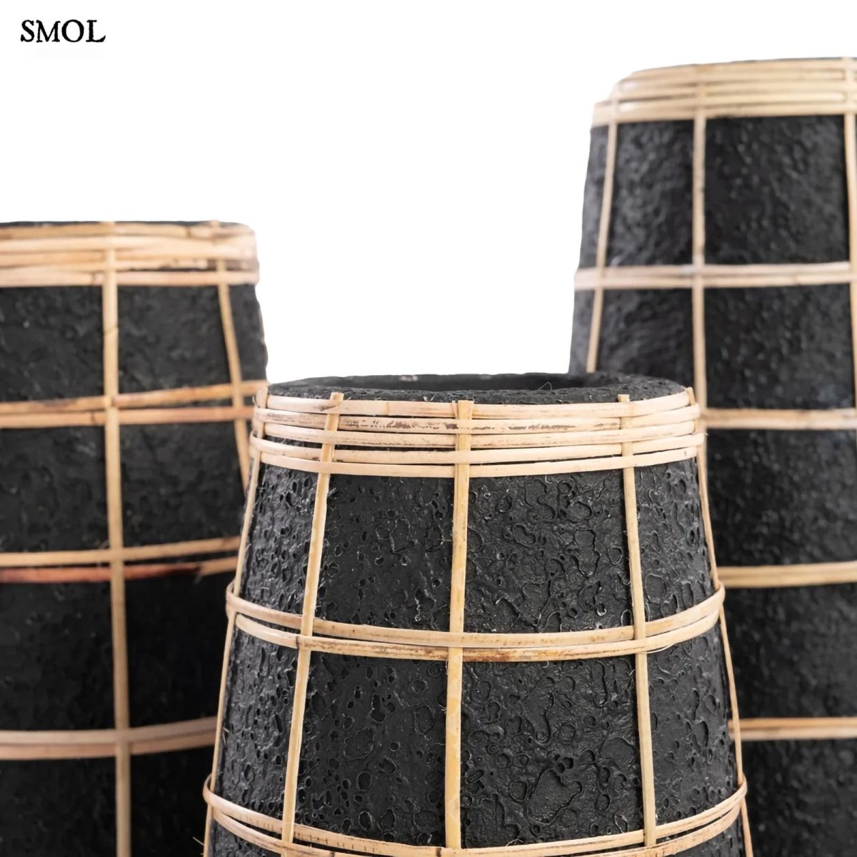 Fekete terrakotta váza rattan fonással - oldalról nagyítva