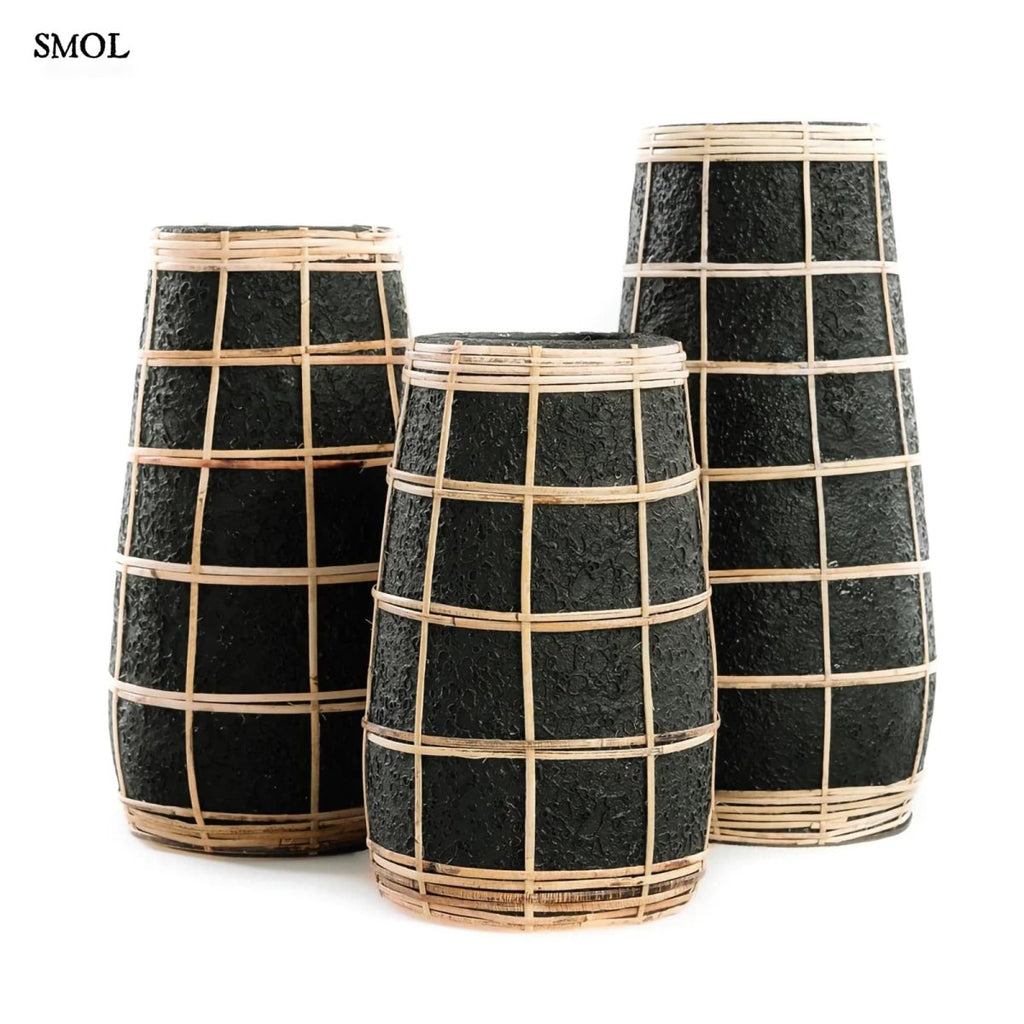 Fekete terrakotta váza rattan fonással - három méretben