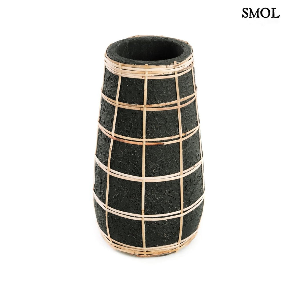Fekete terrakotta váza rattan fonással - fehér háttérrel