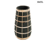 Fekete terrakotta váza rattan fonással - fehér háttérrel