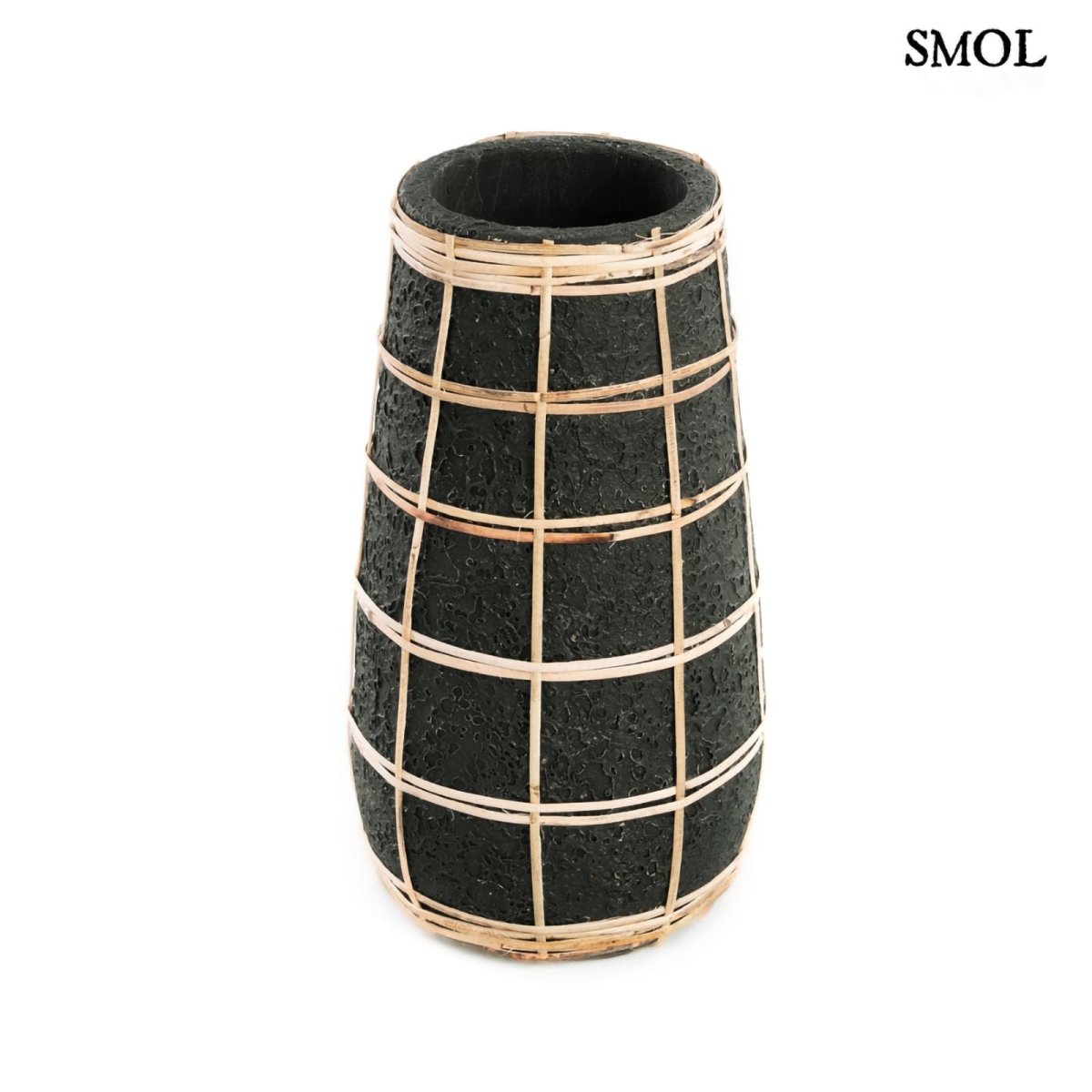 Fekete terrakotta váza rattan fonással - fehér háttérrel