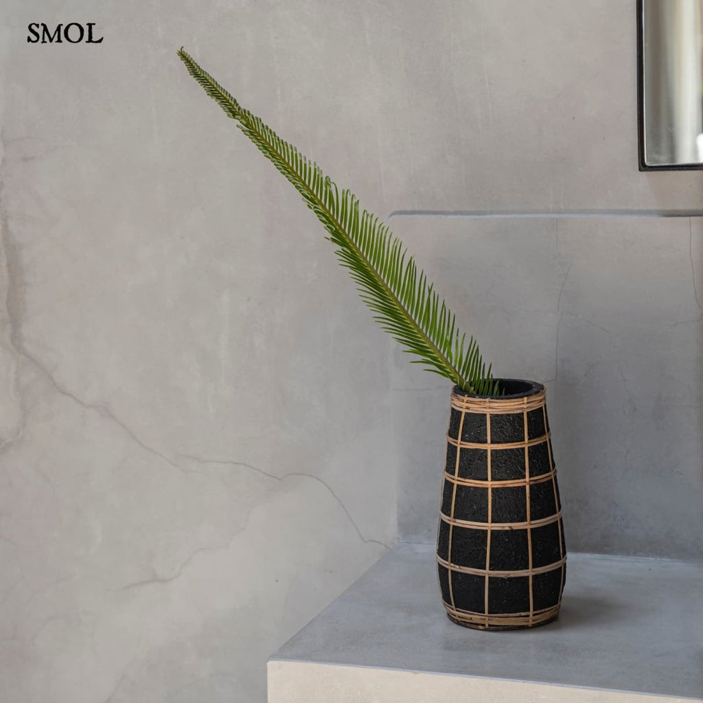 Fekete terrakotta váza rattan fonással - levéllel