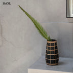 Fekete terrakotta váza rattan fonással - levéllel