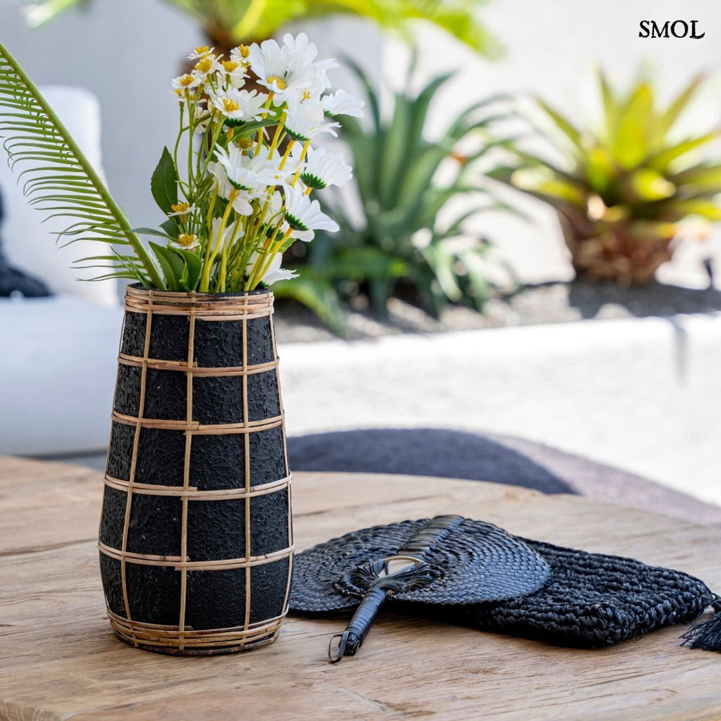Fekete terrakotta váza rattan fonással - kisasztalon, legyezővel