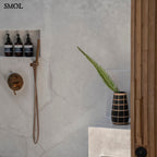 Fekete terrakotta váza rattan fonással - fürdőszobában