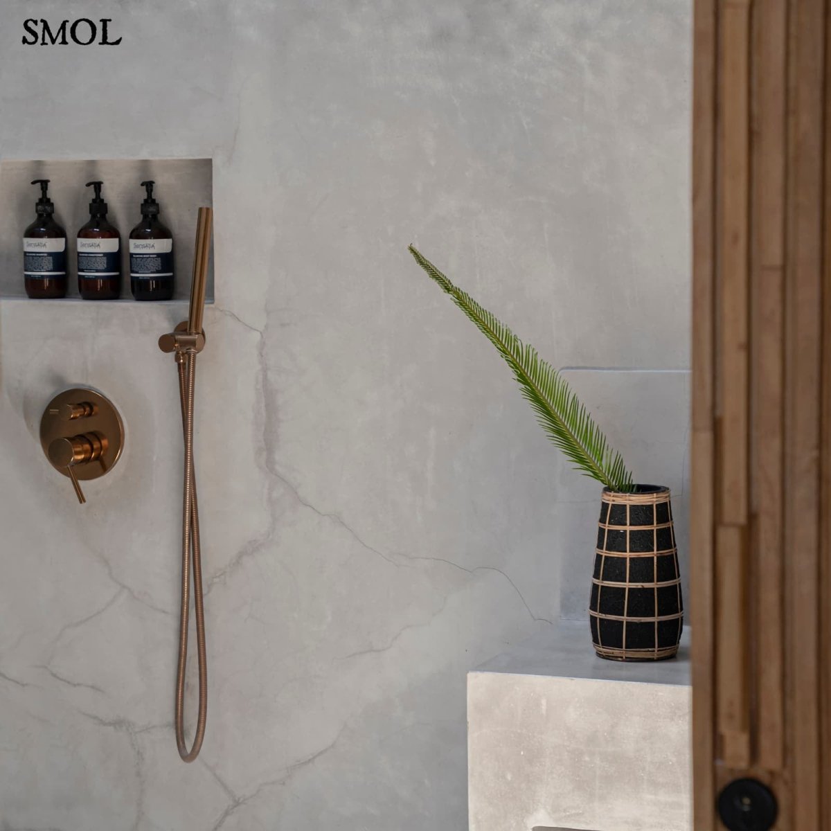 Fekete terrakotta váza rattan fonással - fürdőszobában