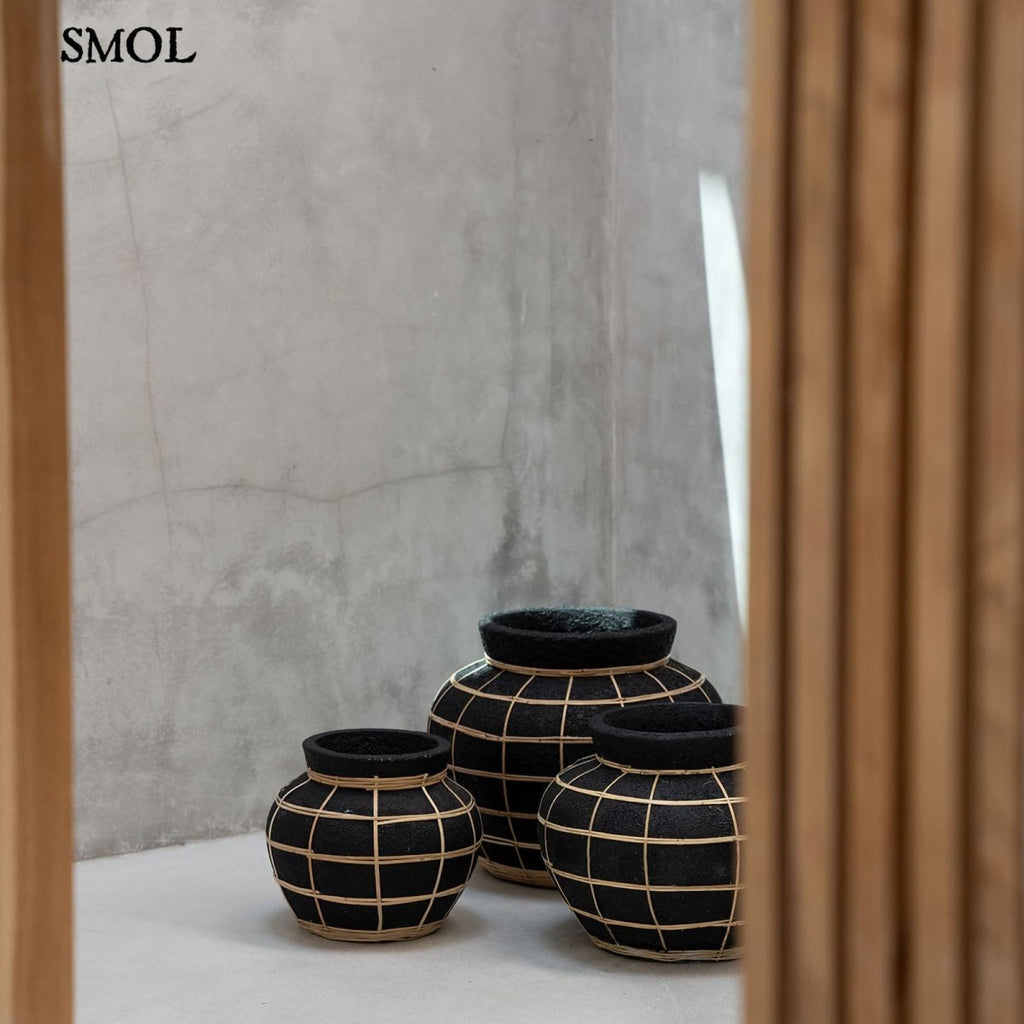 Váza - terrakotta, fekete, rattannal, 29 cm | BELLYM - SMOL