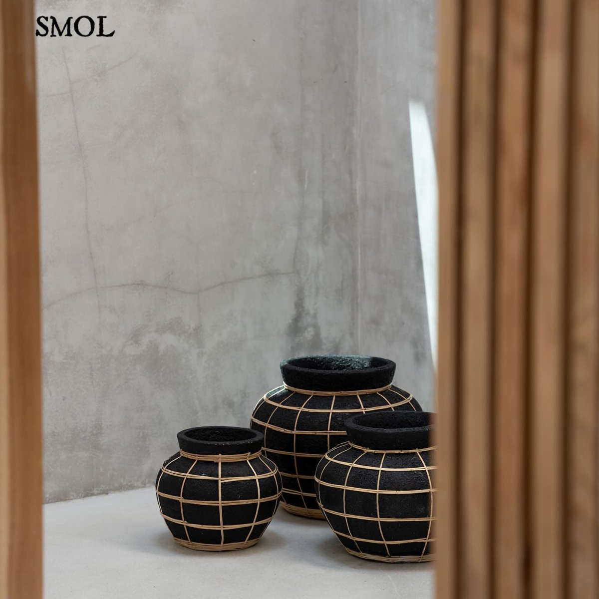 Váza - terrakotta, fekete, rattannal, 29 cm | BELLYM - SMOL