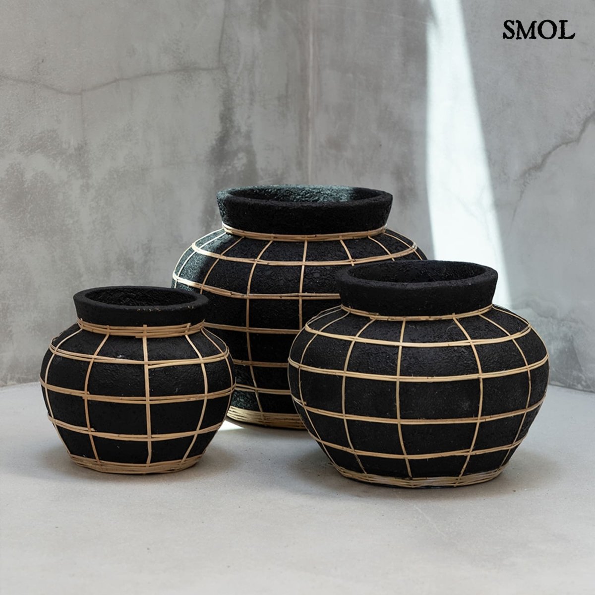 Terrakotta váza rattan fonott részletekkel, három méretben, sarokban