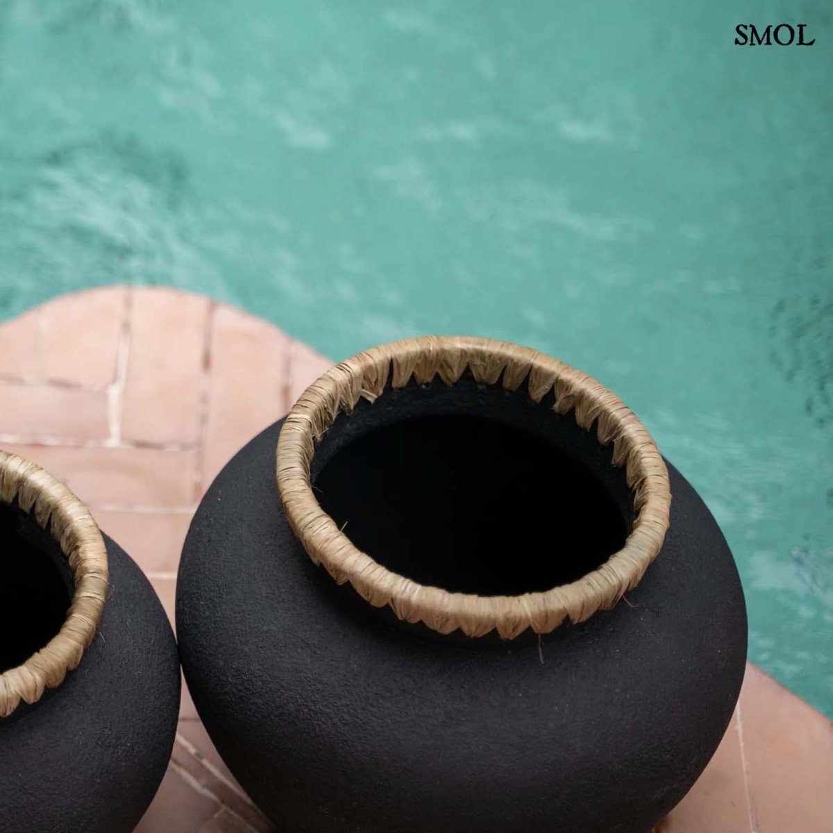 Váza - terrakotta, raffiával, 33 cm | VIVAN - SMOL