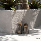 Váza - terrakotta, szürke, raffiával, 22 cm | SUSIE - SMOL