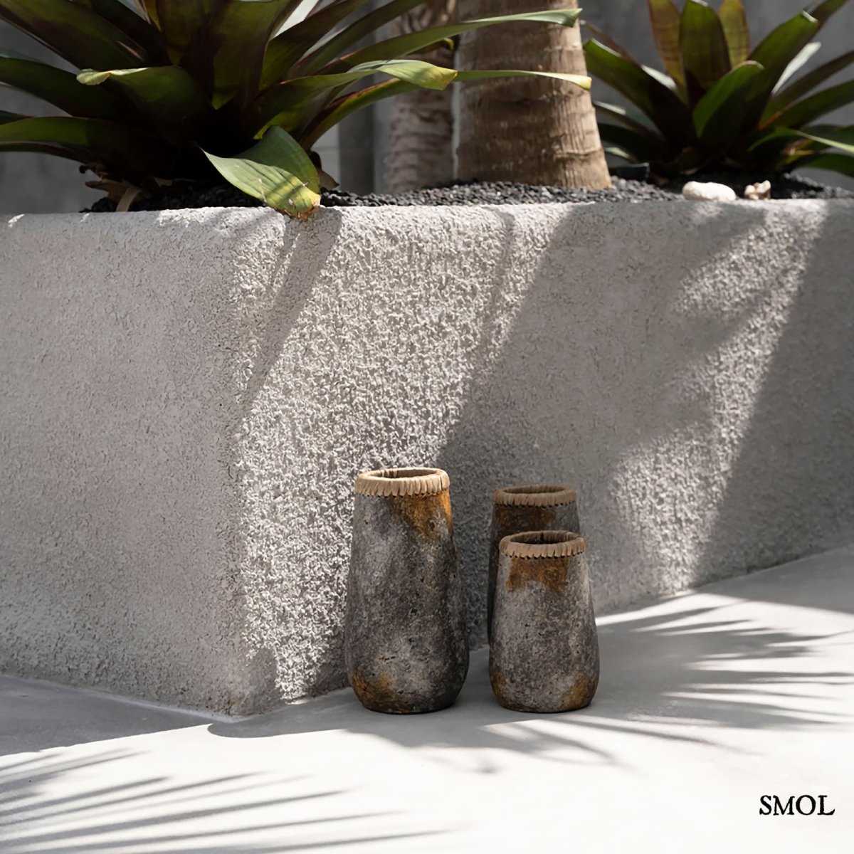 Váza - terrakotta, szürke, raffiával, 22 cm | SUSIE - SMOL