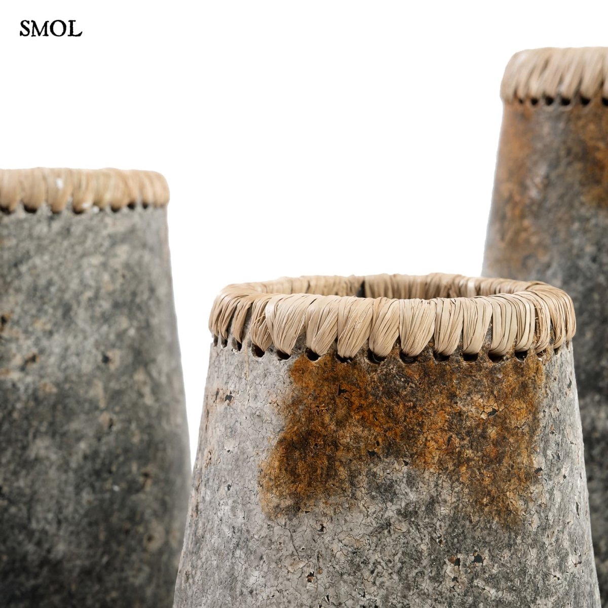 Váza - terrakotta, szürke, raffiával, 22 cm | SUSIE - SMOL