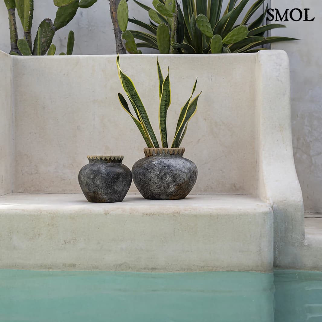 Váza - terrakotta, szürke, raffiával, 29 cm | STENY - SMOL