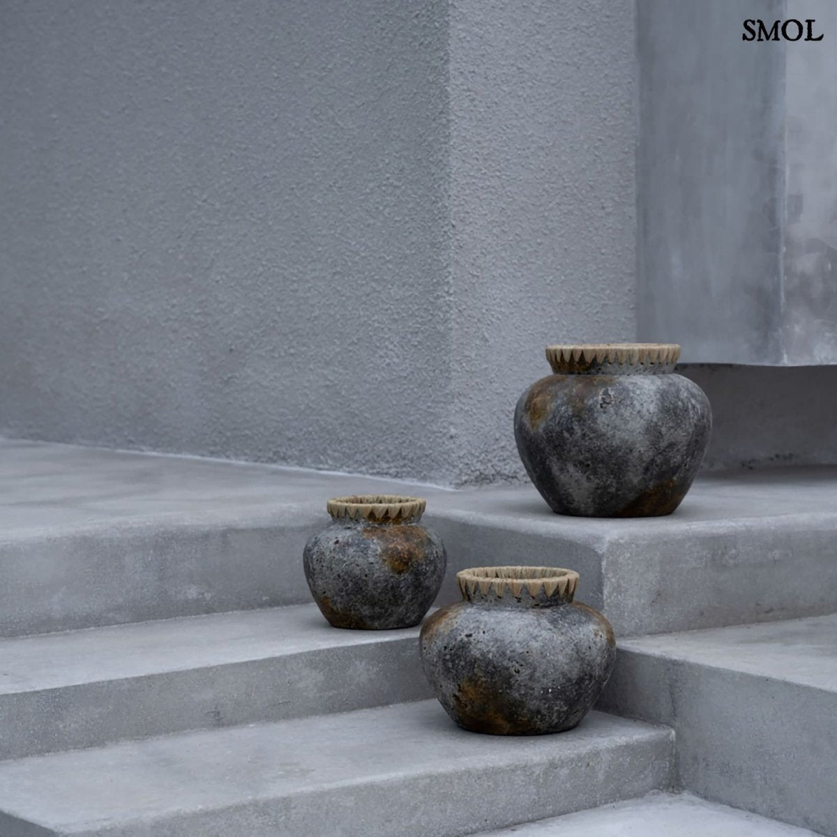 Váza - terrakotta, szürke, raffiával, 29 cm | STENY - SMOL