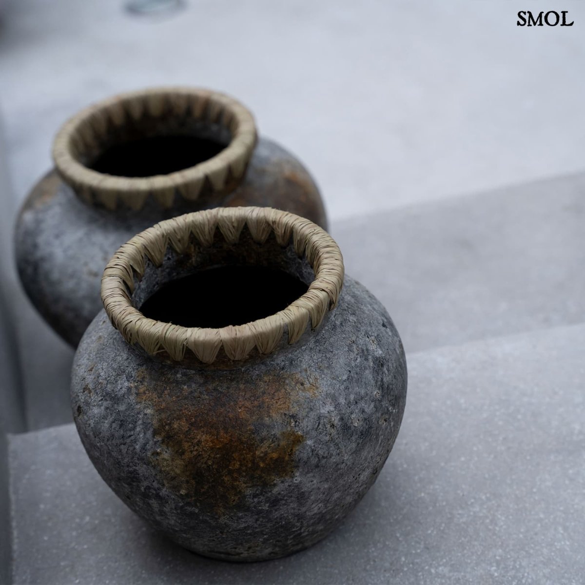 Váza - terrakotta, szürke, raffiával, 29 cm | STENY - SMOL