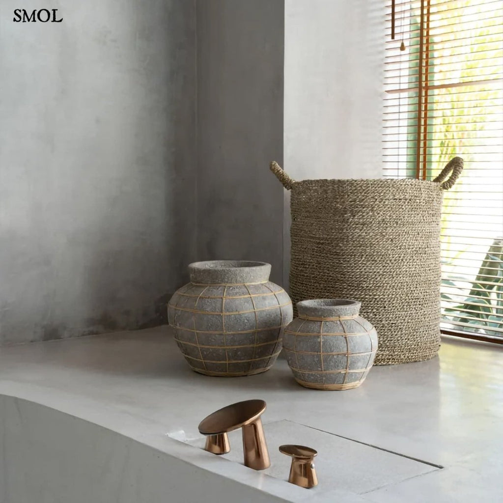 Váza - terrakotta, szürke, raffiával, 33 cm | BELLYNL - SMOL