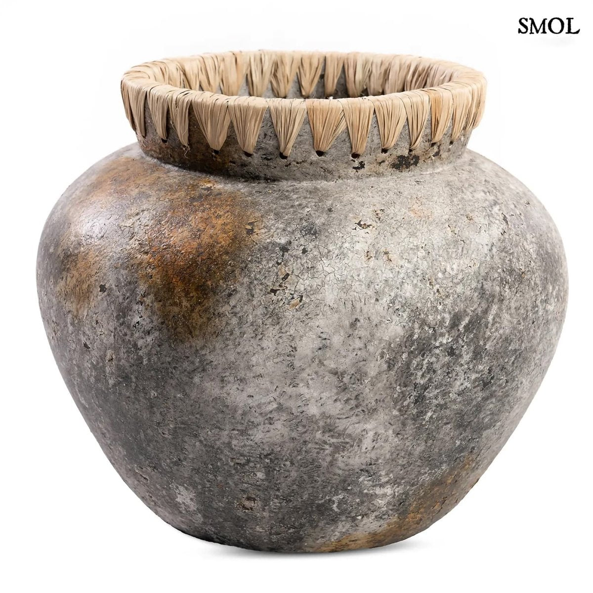 Terrakotta váza raffia szegéllyel - fehér háttérrel