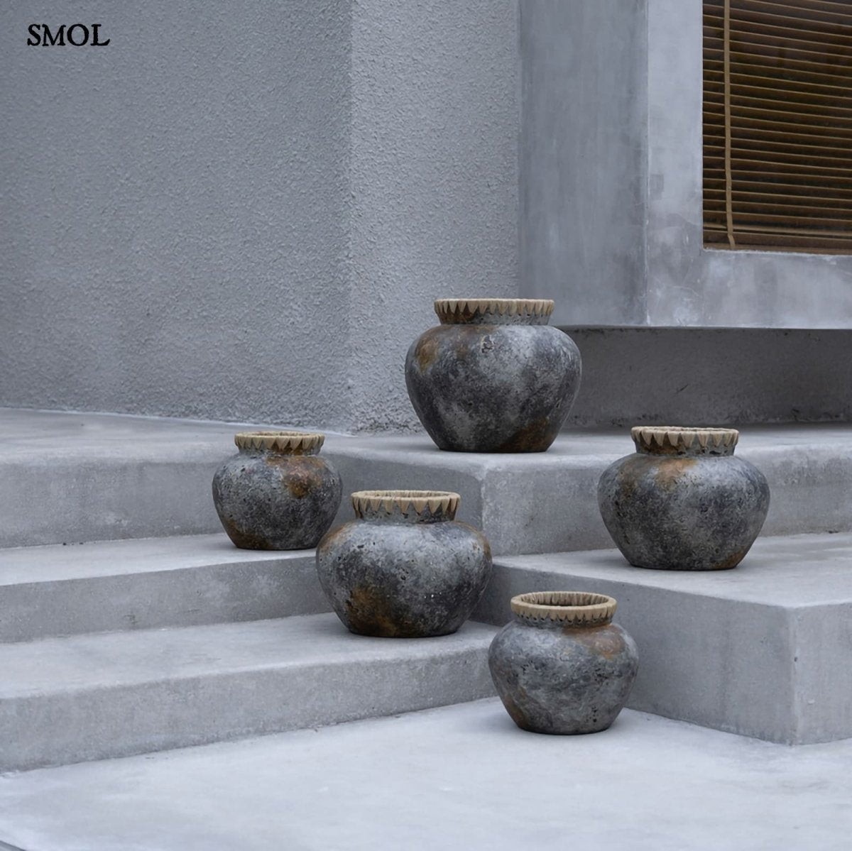 Terrakotta váza raffia szegéllyel - több méretben, lépcsőn