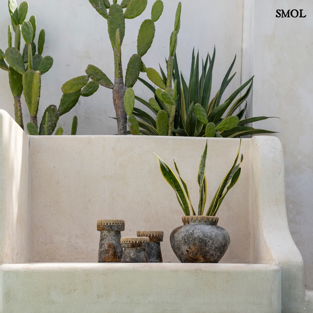 Terrakotta váza raffia szegéllyel - teraszon, gyertyatartókkal