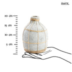 Rattan részletekkel díszített beton váza, natúr színben méretarányosan