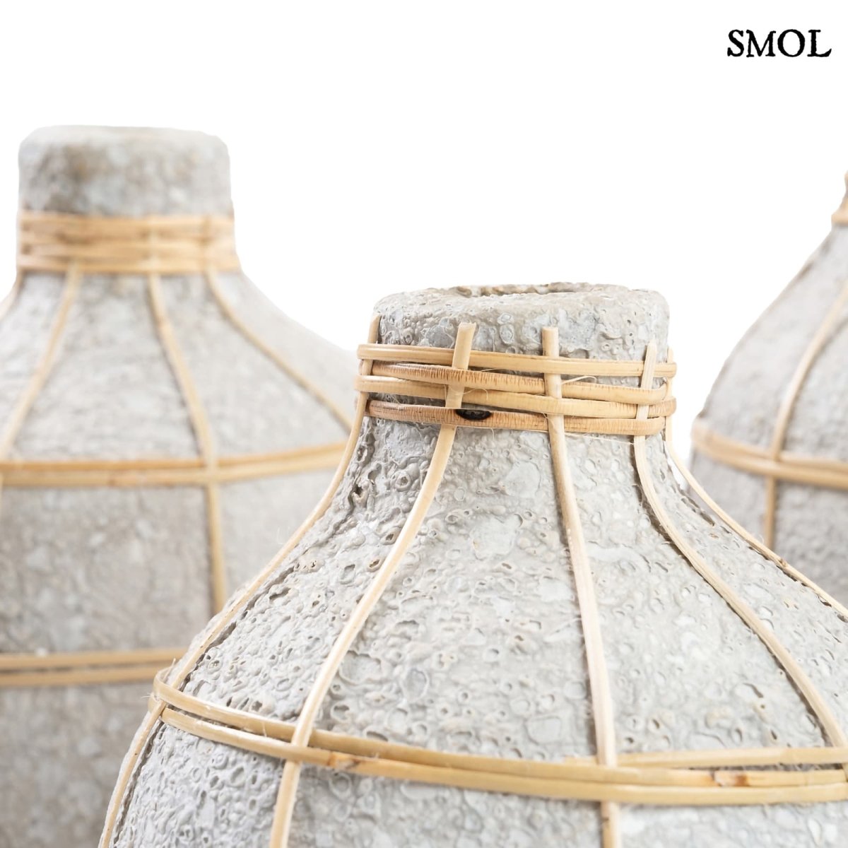 Rattan részletekkel díszített beton váza, natúr színben oldalról