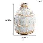 Rattan részletekkel díszített beton váza, natúr színben méretekkel